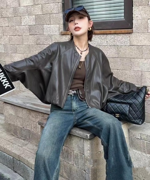 ADDITION STORE(アディションストア)の「(トレンドのショート丈、ワイドシルエット) 衿無し ワイドシルエット フェイク レザージャケット(女性らしいノーカラー、ドルマンスリーブデザイン) / No Collar Wide Silhouette Faux Leather Jacket(ライダースジャケット・レディース・ブラウン/ブラック・FREE)」の5枚目の写真