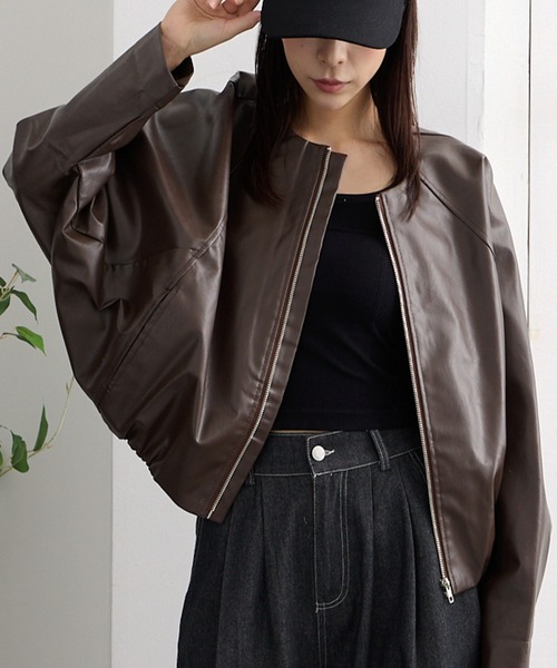 ADDITION STORE(アディションストア)の「(トレンドのショート丈、ワイドシルエット) 衿無し ワイドシルエット フェイク レザージャケット(女性らしいノーカラー、ドルマンスリーブデザイン) / No Collar Wide Silhouette Faux Leather Jacket(ライダースジャケット・レディース・ブラウン/ブラック・FREE)」の7枚目の写真