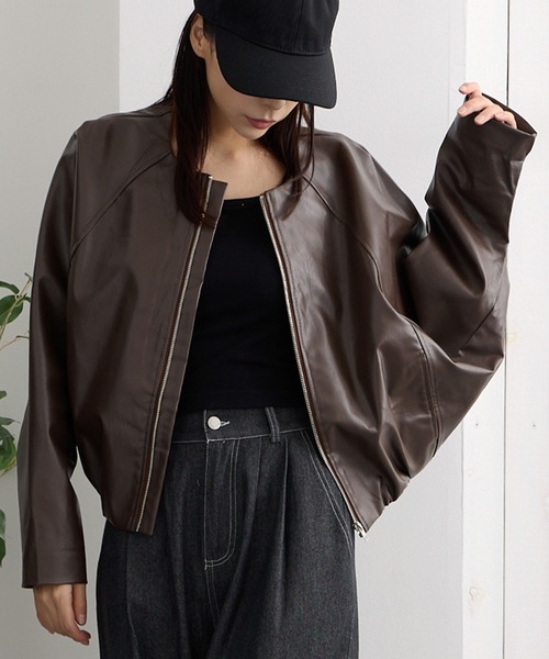 ADDITION STORE(アディションストア)の「(トレンドのショート丈、ワイドシルエット) 衿無し ワイドシルエット フェイク レザージャケット(女性らしいノーカラー、ドルマンスリーブデザイン) / No Collar Wide Silhouette Faux Leather Jacket(ライダースジャケット・レディース・ブラウン/ブラック・FREE)」の8枚目の写真