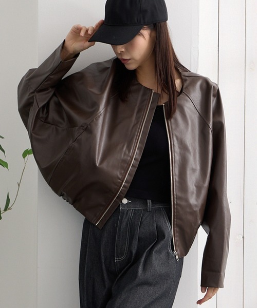 ADDITION STORE(アディションストア)の「(トレンドのショート丈、ワイドシルエット) 衿無し ワイドシルエット フェイク レザージャケット(女性らしいノーカラー、ドルマンスリーブデザイン) / No Collar Wide Silhouette Faux Leather Jacket(ライダースジャケット・レディース・ブラウン/ブラック・FREE)」の9枚目の写真