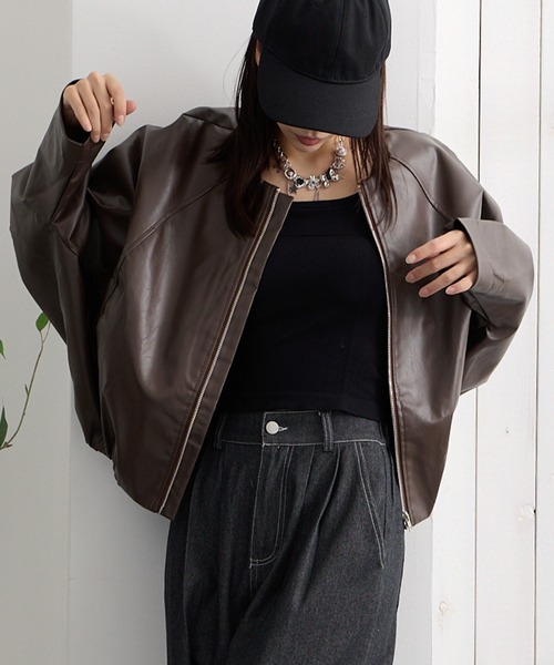 ADDITION STORE(アディションストア)の「(トレンドのショート丈、ワイドシルエット) 衿無し ワイドシルエット フェイク レザージャケット(女性らしいノーカラー、ドルマンスリーブデザイン) / No Collar Wide Silhouette Faux Leather Jacket(ライダースジャケット・レディース・ブラウン/ブラック・FREE)」の10枚目の写真