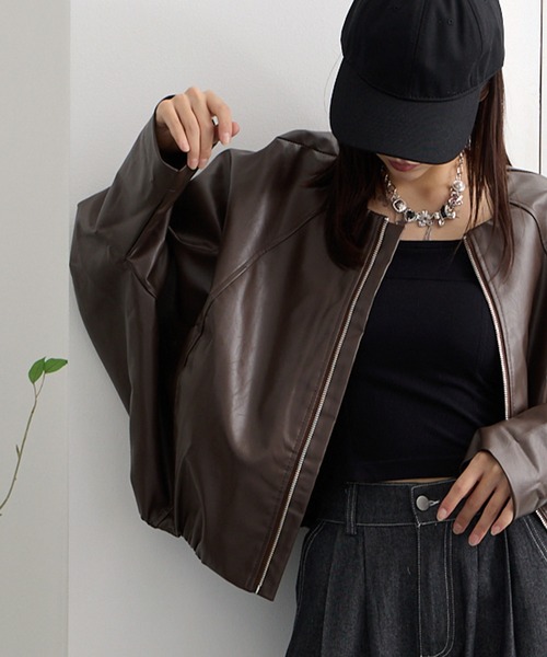 ADDITION STORE(アディションストア)の「(トレンドのショート丈、ワイドシルエット) 衿無し ワイドシルエット フェイク レザージャケット(女性らしいノーカラー、ドルマンスリーブデザイン) / No Collar Wide Silhouette Faux Leather Jacket(ライダースジャケット・レディース・ブラウン/ブラック・FREE)」の11枚目の写真