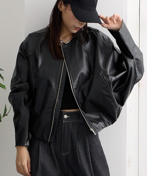 ADDITION STORE(アディションストア)の「(トレンドのショート丈、ワイドシルエット) 衿無し ワイドシルエット フェイク レザージャケット(女性らしいノーカラー、ドルマンスリーブデザイン) / No Collar Wide Silhouette Faux Leather Jacket(ライダースジャケット・レディース・ブラウン/ブラック・FREE)」の13枚目の写真