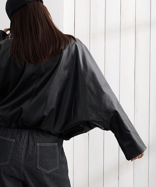ADDITION STORE(アディションストア)の「(トレンドのショート丈、ワイドシルエット) 衿無し ワイドシルエット フェイク レザージャケット(女性らしいノーカラー、ドルマンスリーブデザイン) / No Collar Wide Silhouette Faux Leather Jacket(ライダースジャケット・レディース・ブラウン/ブラック・FREE)」の21枚目の写真