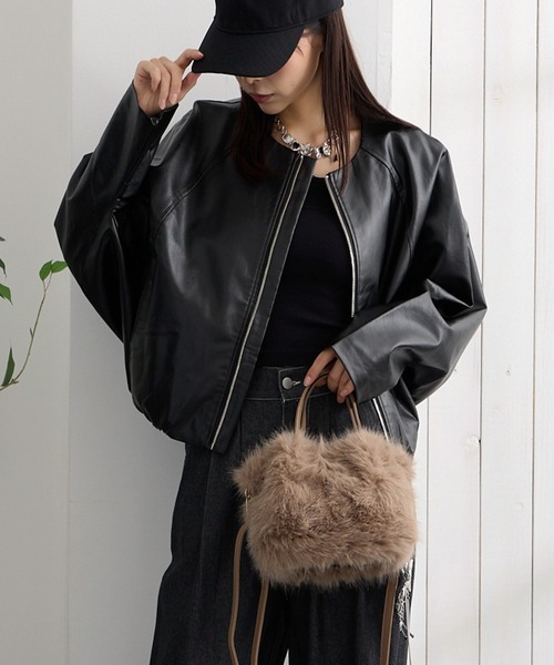 ADDITION STORE(アディションストア)の「(トレンドのショート丈、ワイドシルエット) 衿無し ワイドシルエット フェイク レザージャケット(女性らしいノーカラー、ドルマンスリーブデザイン) / No Collar Wide Silhouette Faux Leather Jacket(ライダースジャケット・レディース・ブラウン/ブラック・FREE)」の17枚目の写真