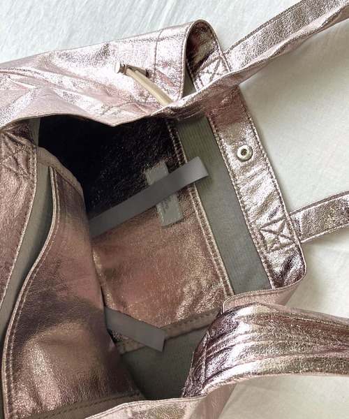 Q(キュー)の「メタリックシャーリングトート(トートバッグ・レディース・ピンクゴールド/シルバー・ONE SIZE)」の11枚目の写真