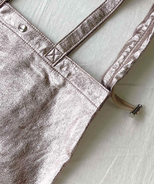 Q(キュー)の「メタリックシャーリングトート(トートバッグ・レディース・ピンクゴールド/シルバー・ONE SIZE)」の13枚目の写真