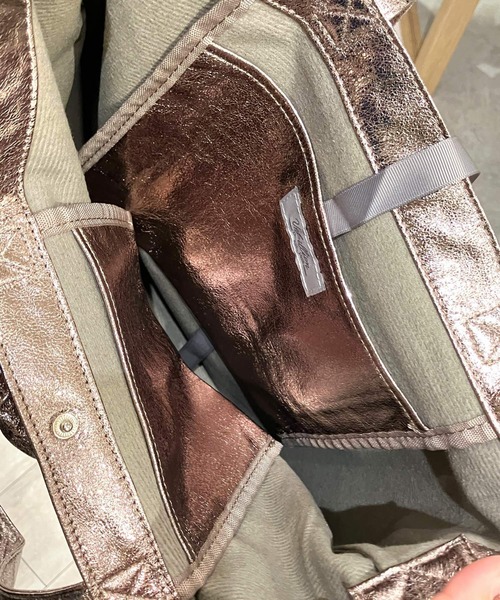 Q(キュー)の「メタリックシャーリングトート(トートバッグ・レディース・ピンクゴールド/シルバー・ONE SIZE)」の10枚目の写真
