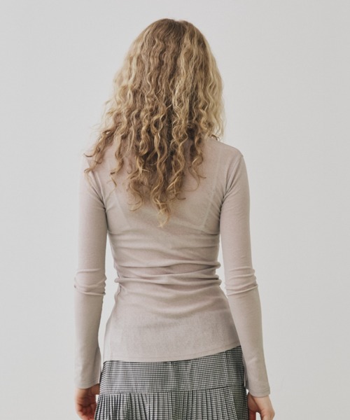 FUULLY STUDIO（フーリィーステューディオ）の「シアースリットロングスリーブトップス（Tシャツ/カットソー・レディース・ダークブラウン/ブラック/グレイッシュベージュ・FREE）」の20枚目の写真