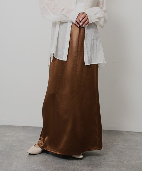 Floran（フローラン）の「サテン セミフレアスカート（スカート・レディース・ブラウン/ブラック/グレイッシュベージュ/アイボリー・FREE）」の2枚目の写真