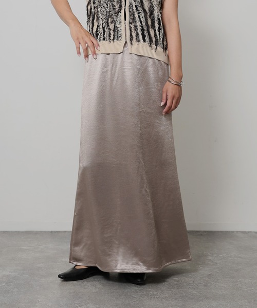 Floran（フローラン）の「サテン セミフレアスカート（スカート・レディース・ブラウン/ブラック/グレイッシュベージュ/アイボリー・FREE）」の4枚目の写真
