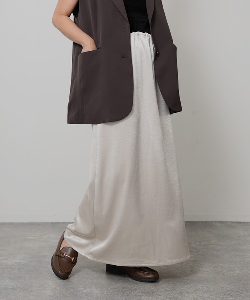 Floran（フローラン）の「サテン セミフレアスカート（スカート・レディース・ブラウン/ブラック/グレイッシュベージュ/アイボリー・FREE）」の3枚目の写真