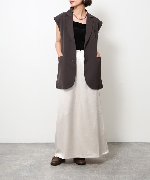 Floran（フローラン）の「サテン セミフレアスカート（スカート・レディース・ブラウン/ブラック/グレイッシュベージュ/アイボリー・FREE）」の5枚目の写真