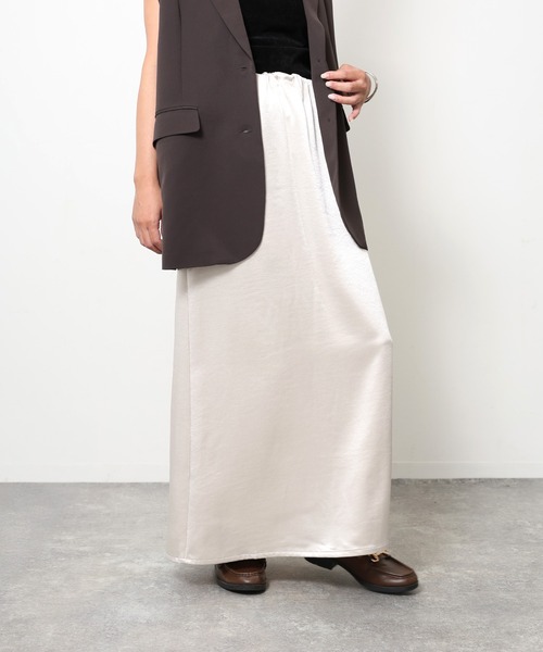 Floran（フローラン）の「サテン セミフレアスカート（スカート・レディース・ブラウン/ブラック/グレイッシュベージュ/アイボリー・FREE）」の6枚目の写真