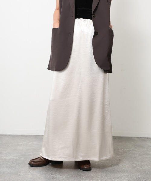 Floran（フローラン）の「サテン セミフレアスカート（スカート・レディース・ブラウン/ブラック/グレイッシュベージュ/アイボリー・FREE）」の17枚目の写真