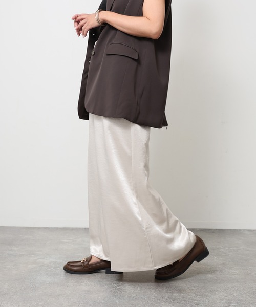 Floran（フローラン）の「サテン セミフレアスカート（スカート・レディース・ブラウン/ブラック/グレイッシュベージュ/アイボリー・FREE）」の19枚目の写真