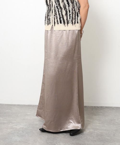 Floran（フローラン）の「サテン セミフレアスカート（スカート・レディース・ブラウン/ブラック/グレイッシュベージュ/アイボリー・FREE）」の15枚目の写真