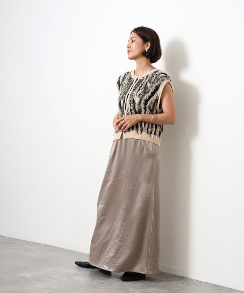 Floran（フローラン）の「サテン セミフレアスカート（スカート・レディース・ブラウン/ブラック/グレイッシュベージュ/アイボリー・FREE）」の16枚目の写真