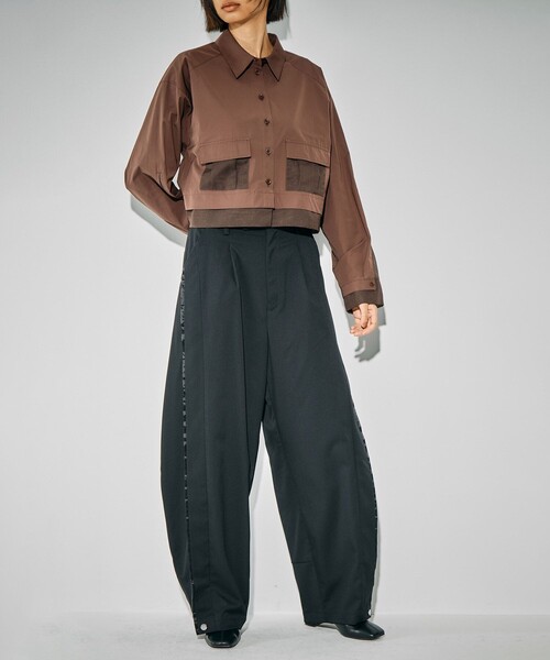 UNITED TOKYO（ユナイテッドトウキョウ）の「【残りわずか！】バレルレッグパンツ｜ウォッシャブル/防シワ/ストレッチ/吸水速乾/防菌消臭/UVカット/バレルパンツ/冬服（スラックス・レディース・グレー/ブラック・1/2）」の9枚目の写真