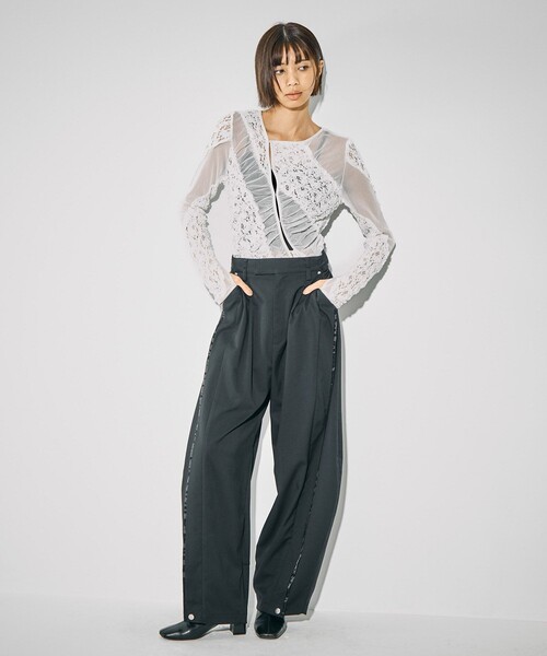 UNITED TOKYO（ユナイテッドトウキョウ）の「【残りわずか！】バレルレッグパンツ｜ウォッシャブル/防シワ/ストレッチ/吸水速乾/防菌消臭/UVカット/バレルパンツ/冬服（スラックス・レディース・グレー/ブラック・1/2）」の10枚目の写真