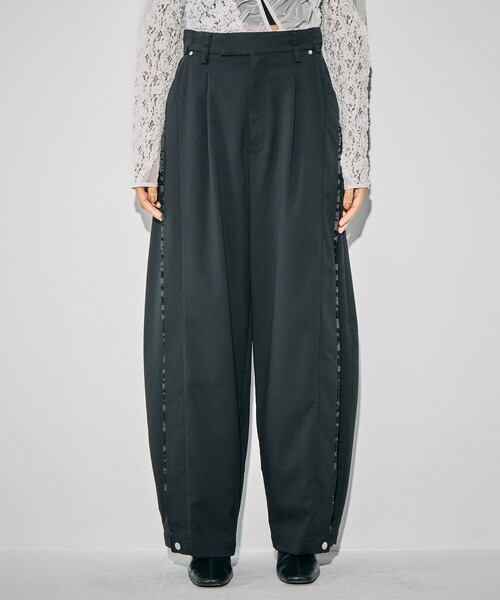 UNITED TOKYO（ユナイテッドトウキョウ）の「【残りわずか！】バレルレッグパンツ｜ウォッシャブル/防シワ/ストレッチ/吸水速乾/防菌消臭/UVカット/バレルパンツ/冬服（スラックス・レディース・グレー/ブラック・1/2）」の11枚目の写真