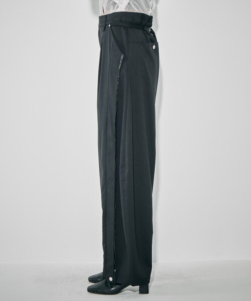 UNITED TOKYO（ユナイテッドトウキョウ）の「【残りわずか！】バレルレッグパンツ｜ウォッシャブル/防シワ/ストレッチ/吸水速乾/防菌消臭/UVカット/バレルパンツ/冬服（スラックス・レディース・グレー/ブラック・1/2）」の12枚目の写真