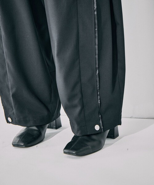 UNITED TOKYO（ユナイテッドトウキョウ）の「【残りわずか！】バレルレッグパンツ｜ウォッシャブル/防シワ/ストレッチ/吸水速乾/防菌消臭/UVカット/バレルパンツ/冬服（スラックス・レディース・グレー/ブラック・1/2）」の17枚目の写真