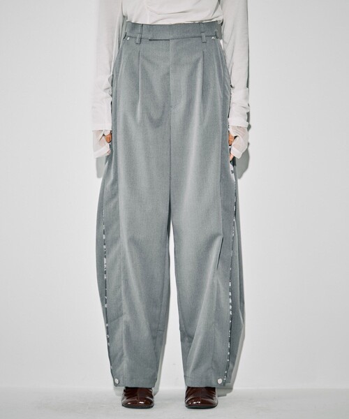 UNITED TOKYO（ユナイテッドトウキョウ）の「【残りわずか！】バレルレッグパンツ｜ウォッシャブル/防シワ/ストレッチ/吸水速乾/防菌消臭/UVカット/バレルパンツ/冬服（スラックス・レディース・グレー/ブラック・1/2）」の22枚目の写真