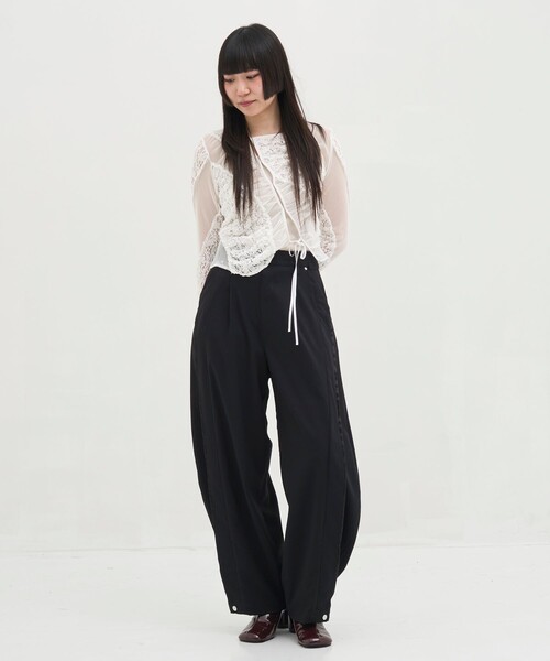 UNITED TOKYO（ユナイテッドトウキョウ）の「【残りわずか！】バレルレッグパンツ｜ウォッシャブル/防シワ/ストレッチ/吸水速乾/防菌消臭/UVカット/バレルパンツ/冬服（スラックス・レディース・グレー/ブラック・1/2）」の4枚目の写真