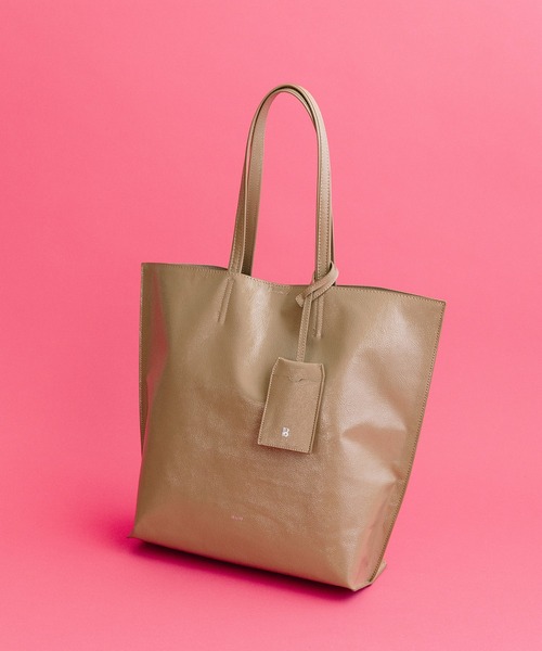 Beau're(ヴュレ)の「BEAURE シワエナメル A4 トート Bag(トートバッグ・レディース・ベージュ/ブラウン/ブラック・FREE)」の3枚目の写真