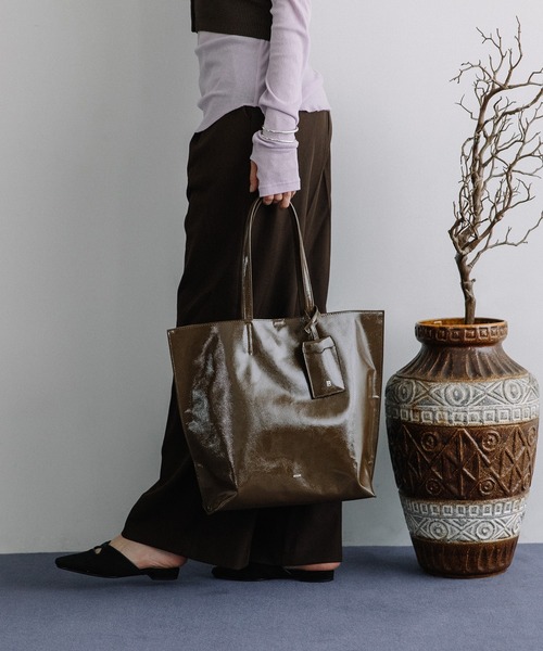 Beau're(ヴュレ)の「BEAURE シワエナメル A4 トート Bag(トートバッグ・レディース・ベージュ/ブラウン/ブラック・FREE)」の6枚目の写真