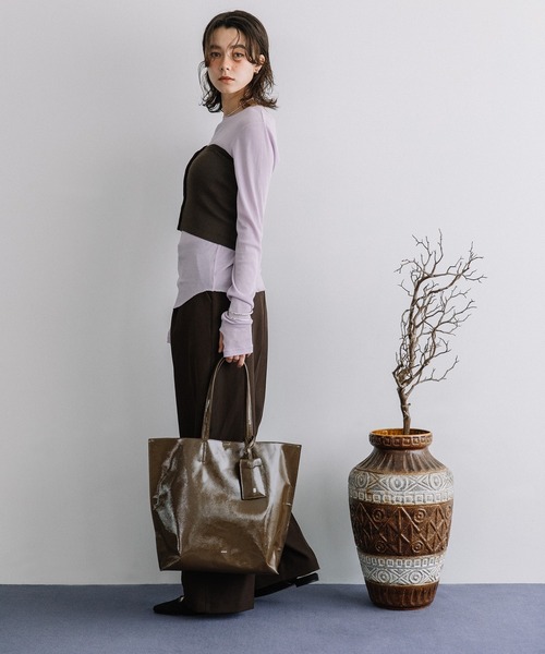 Beau're(ヴュレ)の「BEAURE シワエナメル A4 トート Bag(トートバッグ・レディース・ベージュ/ブラウン/ブラック・FREE)」の7枚目の写真