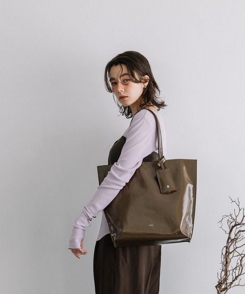 Beau're(ヴュレ)の「BEAURE シワエナメル A4 トート Bag(トートバッグ・レディース・ベージュ/ブラウン/ブラック・FREE)」の8枚目の写真
