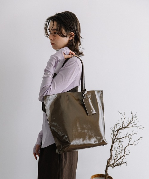 Beau're(ヴュレ)の「BEAURE シワエナメル A4 トート Bag(トートバッグ・レディース・ベージュ/ブラウン/ブラック・FREE)」の9枚目の写真