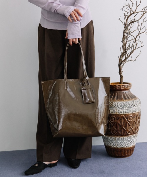 Beau're(ヴュレ)の「BEAURE シワエナメル A4 トート Bag(トートバッグ・レディース・ベージュ/ブラウン/ブラック・FREE)」の10枚目の写真