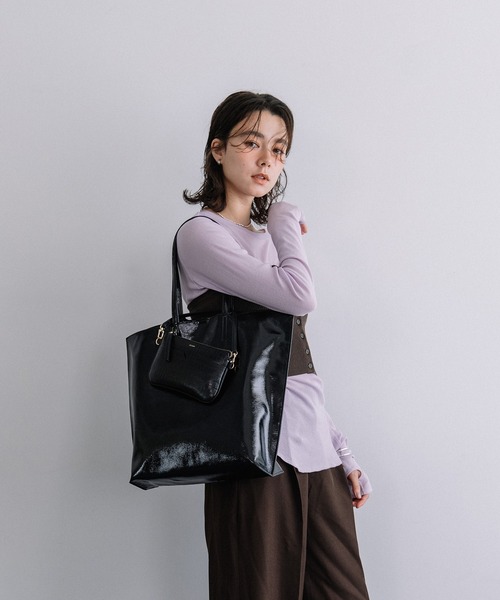 Beau're(ヴュレ)の「BEAURE シワエナメル A4 トート Bag(トートバッグ・レディース・ベージュ/ブラウン/ブラック・FREE)」の11枚目の写真
