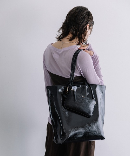Beau're(ヴュレ)の「BEAURE シワエナメル A4 トート Bag(トートバッグ・レディース・ベージュ/ブラウン/ブラック・FREE)」の13枚目の写真
