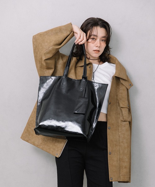 Beau're(ヴュレ)の「BEAURE シワエナメル A4 トート Bag(トートバッグ・レディース・ベージュ/ブラウン/ブラック・FREE)」の16枚目の写真