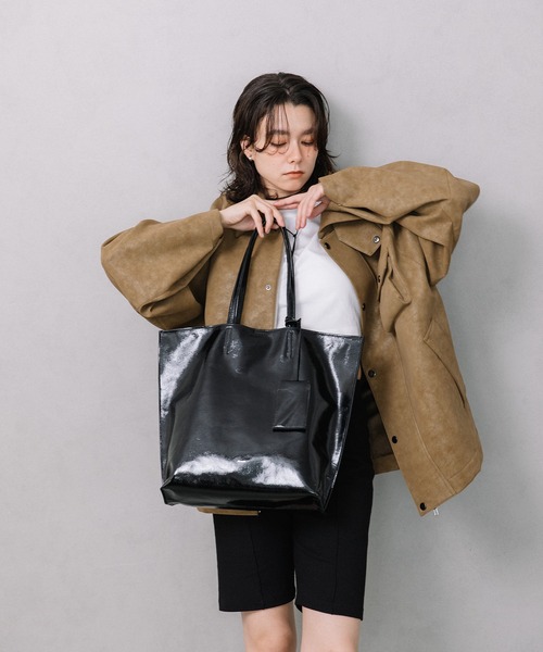 Beau're(ヴュレ)の「BEAURE シワエナメル A4 トート Bag(トートバッグ・レディース・ベージュ/ブラウン/ブラック・FREE)」の17枚目の写真