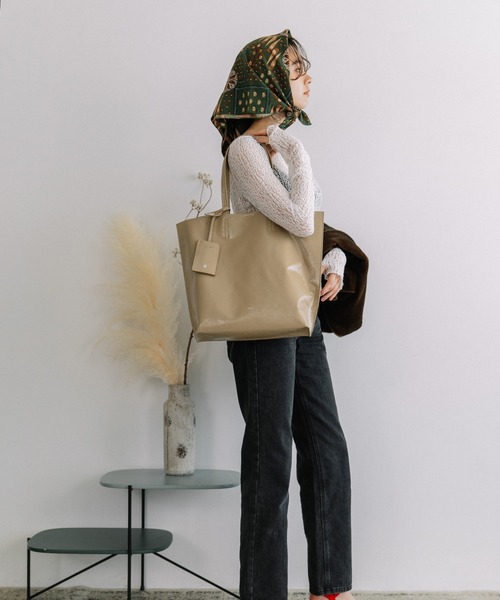 Beau're(ヴュレ)の「BEAURE シワエナメル A4 トート Bag(トートバッグ・レディース・ベージュ/ブラウン/ブラック・FREE)」の20枚目の写真