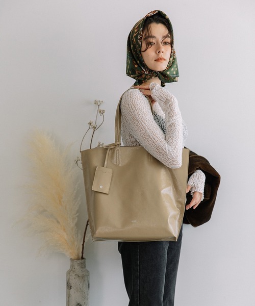 Beau're(ヴュレ)の「BEAURE シワエナメル A4 トート Bag(トートバッグ・レディース・ベージュ/ブラウン/ブラック・FREE)」の21枚目の写真
