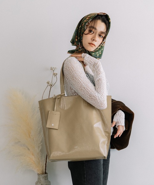 Beau're(ヴュレ)の「BEAURE シワエナメル A4 トート Bag(トートバッグ・レディース・ベージュ/ブラウン/ブラック・FREE)」の22枚目の写真