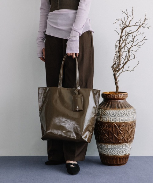 Beau're(ヴュレ)の「BEAURE シワエナメル A4 トート Bag(トートバッグ・レディース・ベージュ/ブラウン/ブラック・FREE)」の5枚目の写真