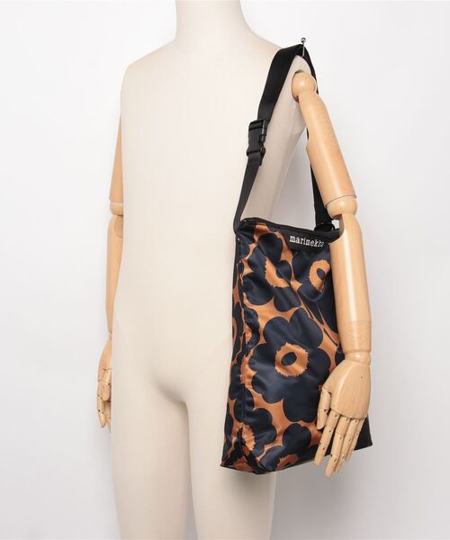 marimekko（マリメッコ）の「【JAPAN EXCLUSIVE】Unikko / Je Neat Crossbody M（ショルダーバッグ・レディース・ブルー系その他・FREE）」の11枚目の写真