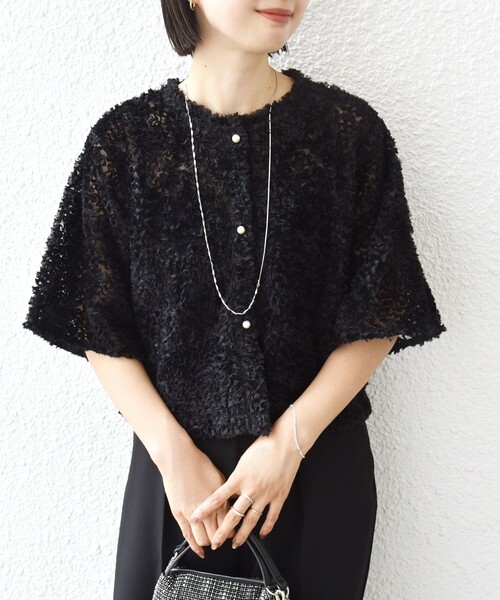 ships little black(シップスリトルブラック)の「little black:〈手洗い可能〉パール 釦 フリル チュール 半袖 ブラウス(シャツ/ブラウス・レディース・ブラック/ホワイト・ONE SIZE)」の1枚目の写真