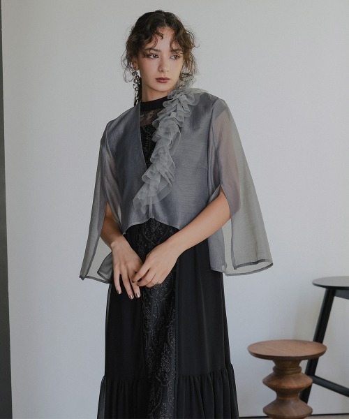 Callarus(カラルス)の「<単品>取り外しチュールフリルデザインシアーボイル袖スリット2WAYボレロジャケット〔Callarus〕(ノーカラージャケット・レディース・グレー/ブラック・L/LL/3L/M/S)」の9枚目の写真