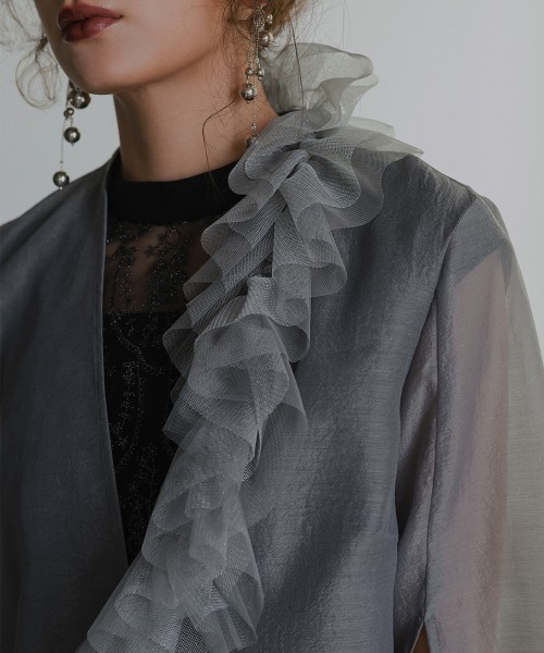 Callarus(カラルス)の「<単品>取り外しチュールフリルデザインシアーボイル袖スリット2WAYボレロジャケット〔Callarus〕(ノーカラージャケット・レディース・グレー/ブラック・L/LL/3L/M/S)」の17枚目の写真