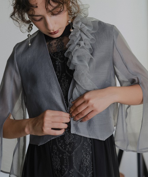 Callarus(カラルス)の「<単品>取り外しチュールフリルデザインシアーボイル袖スリット2WAYボレロジャケット〔Callarus〕(ノーカラージャケット・レディース・グレー/ブラック・L/LL/3L/M/S)」の20枚目の写真