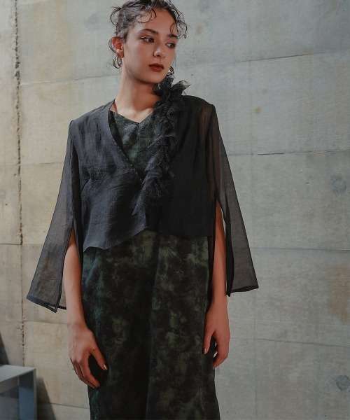 Callarus(カラルス)の「<単品>取り外しチュールフリルデザインシアーボイル袖スリット2WAYボレロジャケット〔Callarus〕(ノーカラージャケット・レディース・グレー/ブラック・L/LL/3L/M/S)」の8枚目の写真