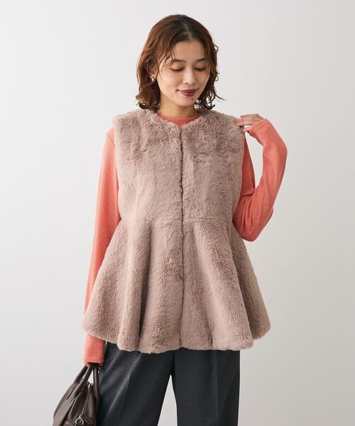 ELENCARE DUE（エレンカーレデュエ）の「・ELENCARE DUE ペプラムフェイクファーベスト（ベスト・レディース・チャコールグレー/アイボリー/モカ・FREE）」の4枚目の写真